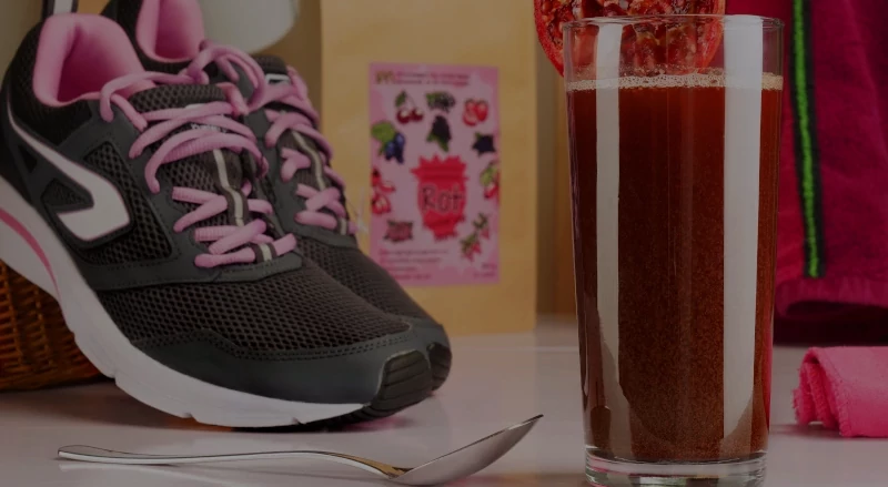 Rot (Smoothiepulver): Regeneration und weniger Inflammation Rotes Smoothiepulver als Getränk bei Sport zubereitet