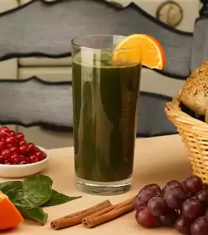 Unser grüner Smoothie GRÜN als Getränk zubereitet. Optimiert auf Polyphenole Unser grüner Smoothie GRÜN als Getränk zubereitet. Optimiert auf Polyphenole